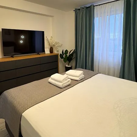 Collection At Coresi Apartman *